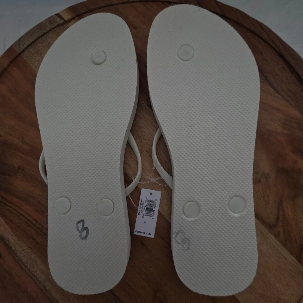 Old Navy Womens Fair Isle Holiday Snowflake Flip Flop Sandals White Size 8 NWT